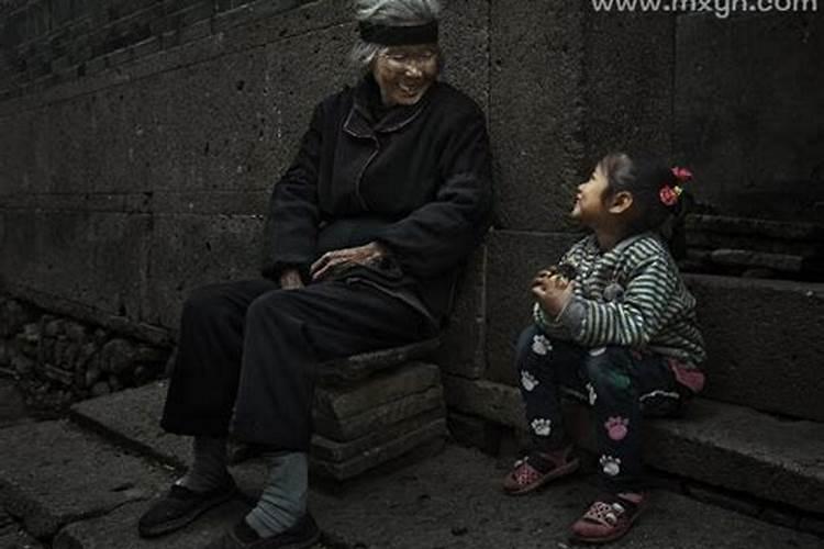 梦见和死去的奶奶在一起吃饭说话