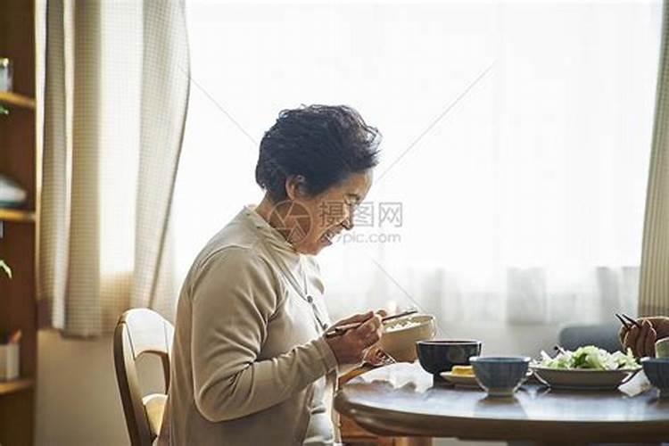 梦到爷爷奶奶吃东西