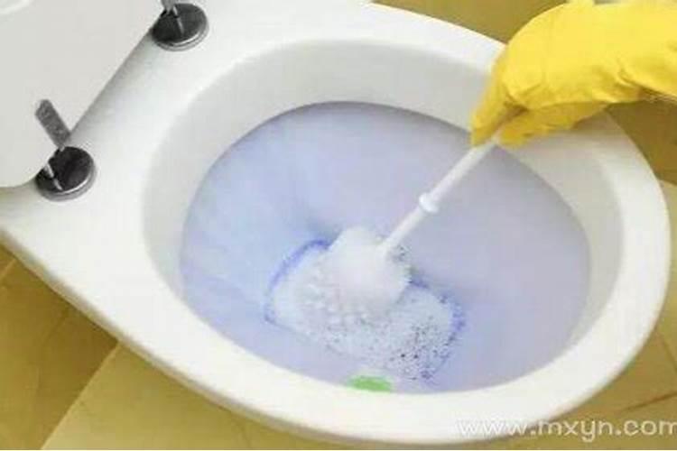 梦见马桶里有很多便便什么意思？