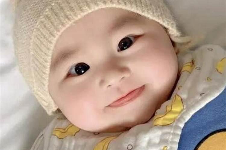 梦见女孩子对我笑是什么意思？