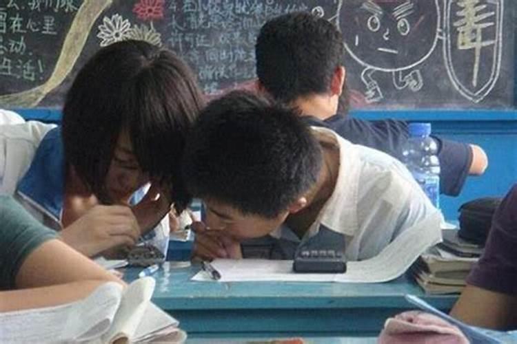 梦见很久没见的同学在一起吃饭