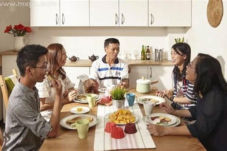 梦见和同学一起吃饭是什么预兆？