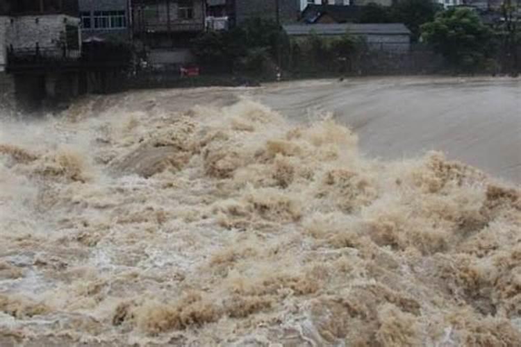 梦见洪水汹涌而来拼命的跑