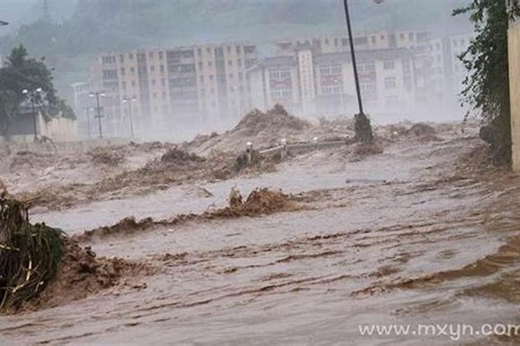 梦见发洪水自己被淹有人救上来