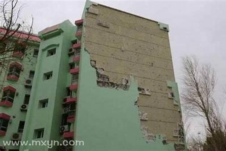 梦见起旋风吹倒房屋