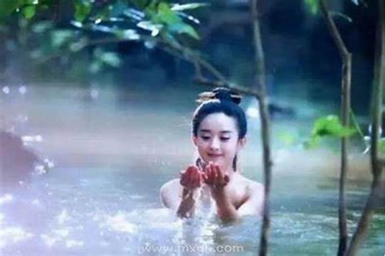 梦见妻子光着的身子在微笑中走