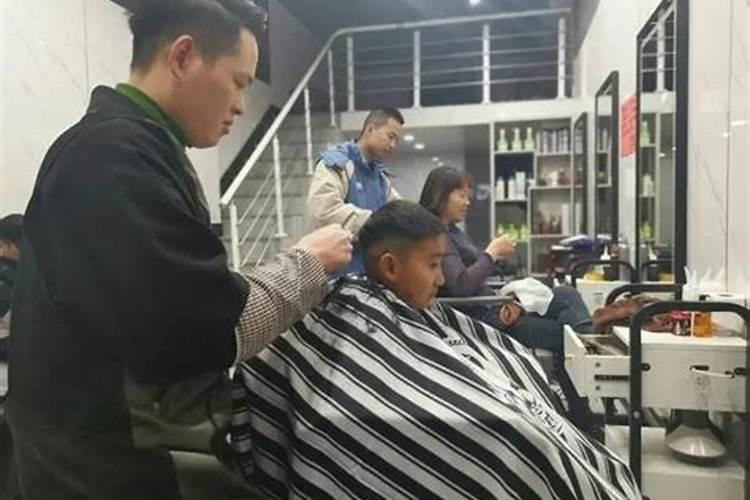 小年什么时候剪头发？