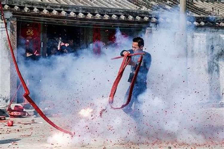 梦见别人放鞭炮炸到自己头上