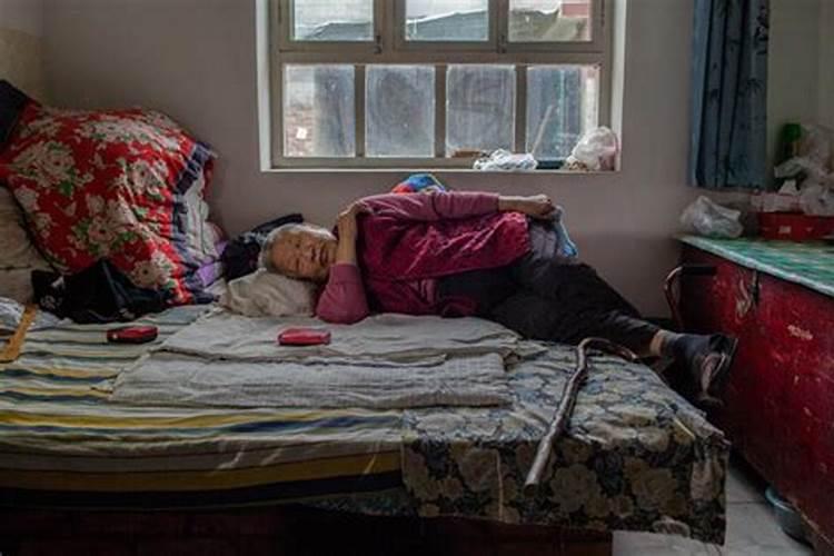 梦见妈妈在炕上躺着