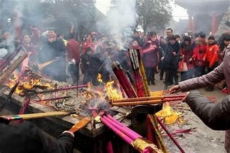 正月初一都在家里哪上香？