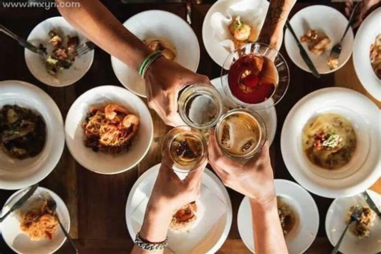 梦见回家吃饭是什么预兆？