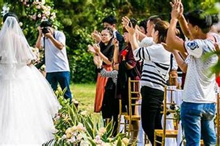 梦见去参加婚礼好多人？