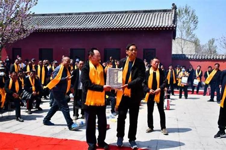 军区首长清明节回老家祭祖