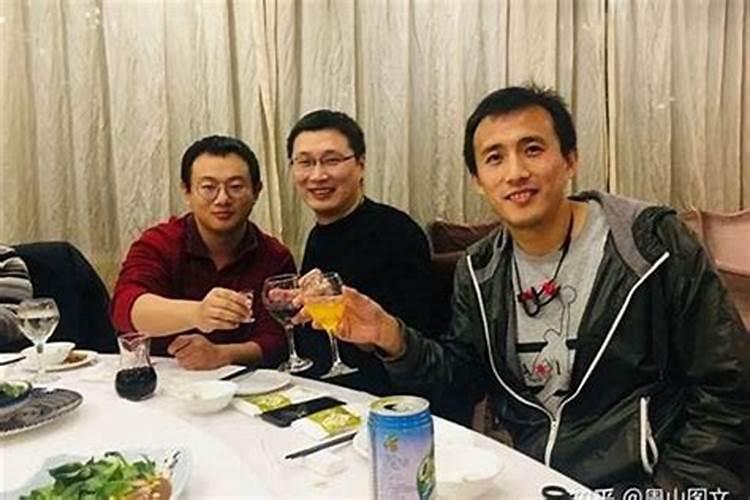 梦见很多人找兄弟的事？