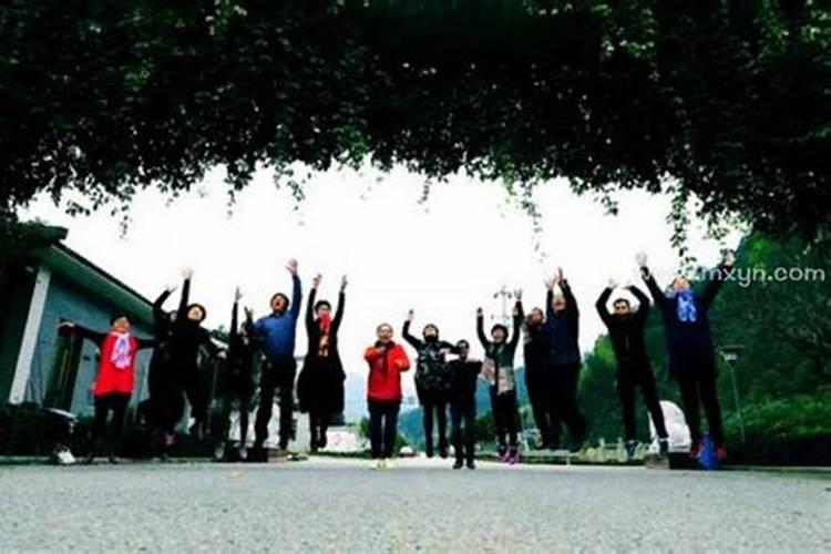 梦见很多同学相聚于操场？