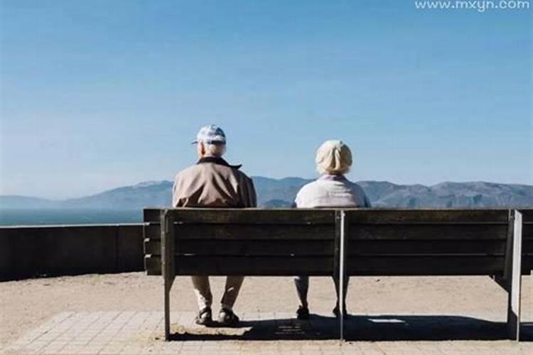 梦见老人死在自己背上