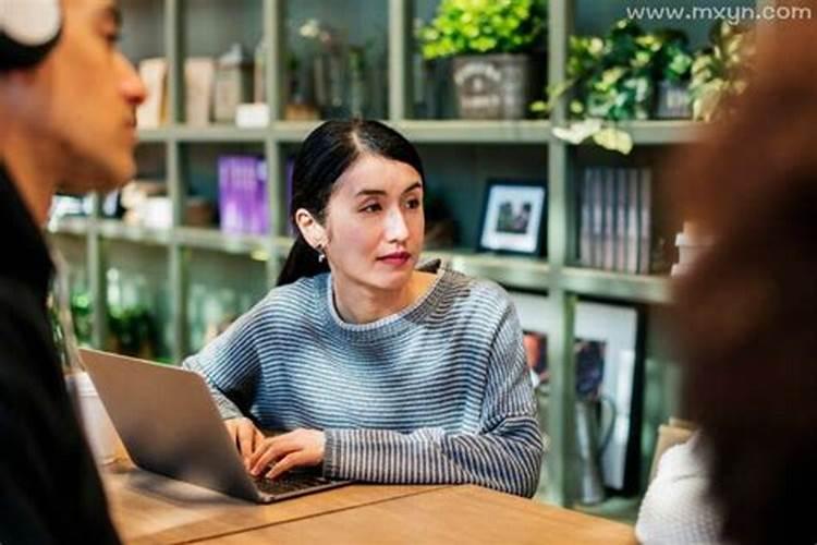 梦见和以前女同事约会