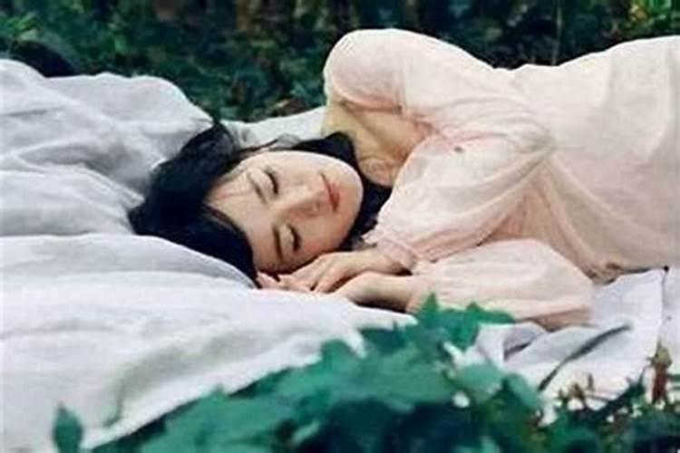 梦见女人主动和我接吻什么意思？