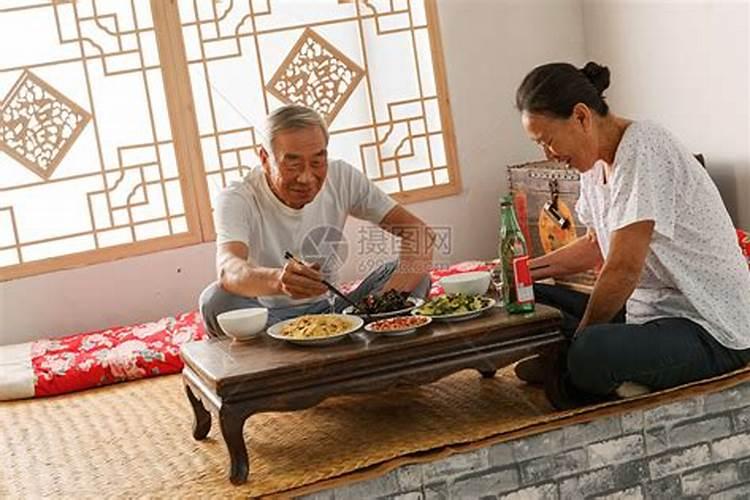 梦见过世的老人在家里吃饭