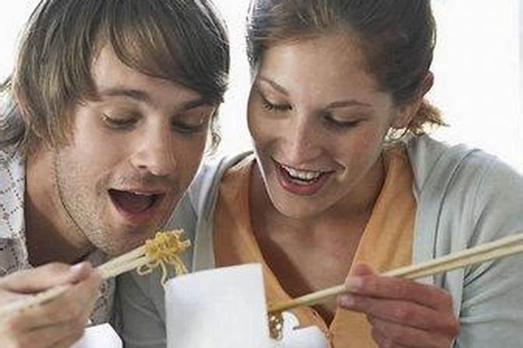 梦见公公一个人吃饭我没吃