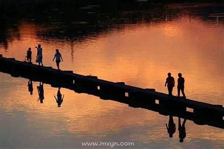 梦见水漫马路什么意思？