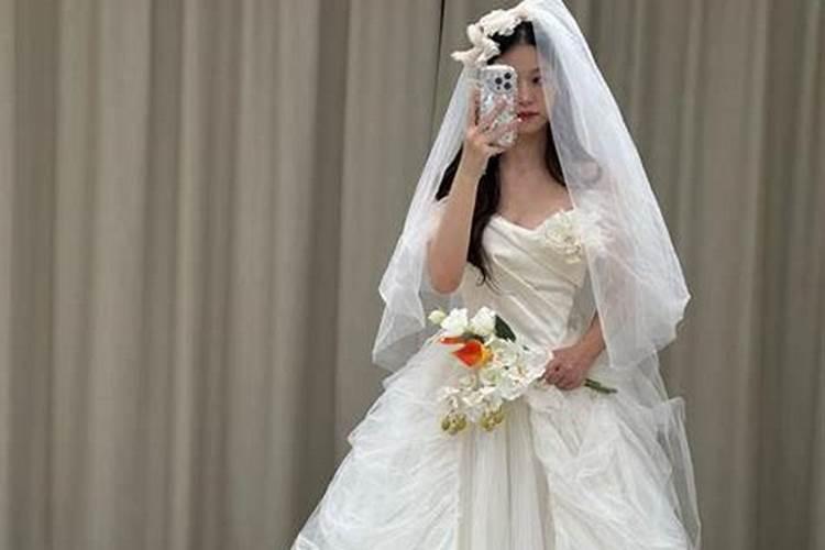 梦见父母结婚穿婚纱什么意思？