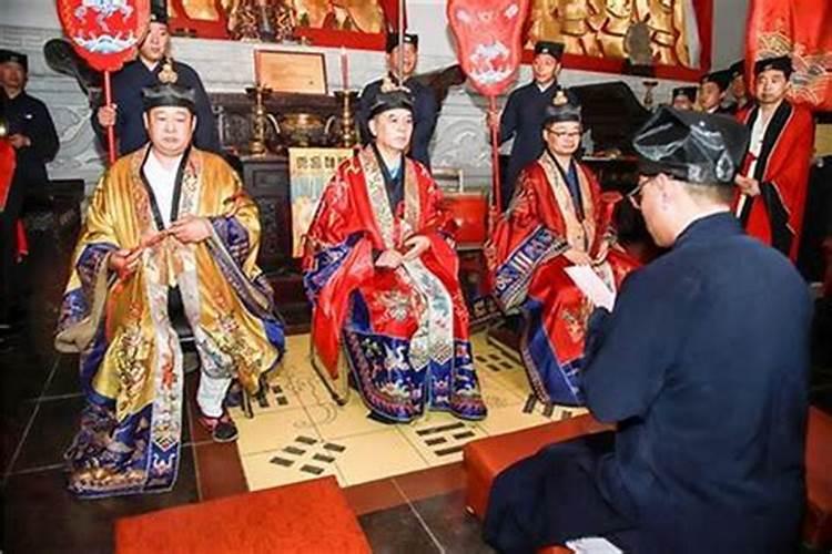 正一道士做法事戴什么冠？