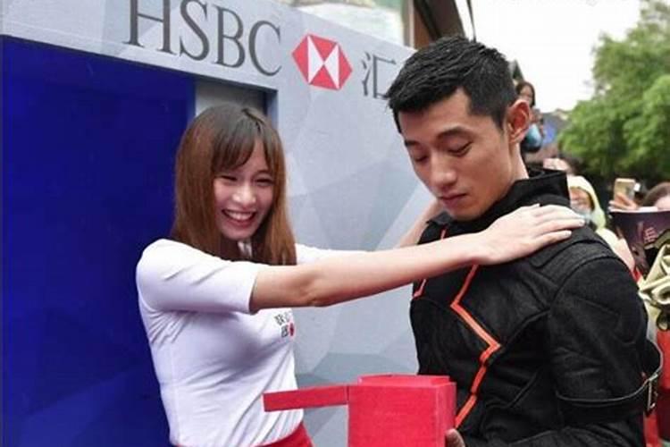 梦见美女投怀送抱并亲吻她