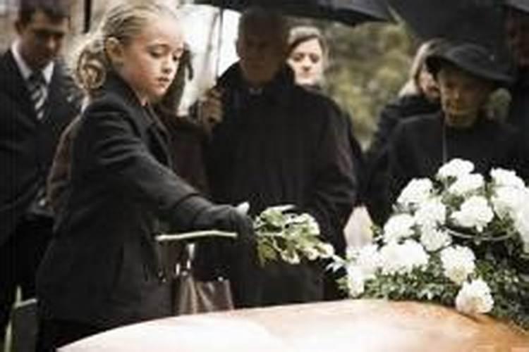 梦见死去的奶奶出殡是什么意思？