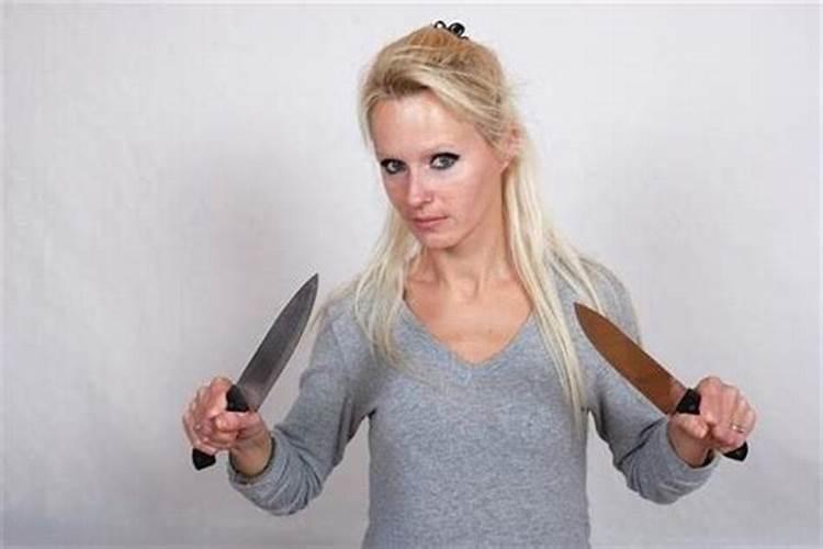 梦见被弟弟拿刀追杀