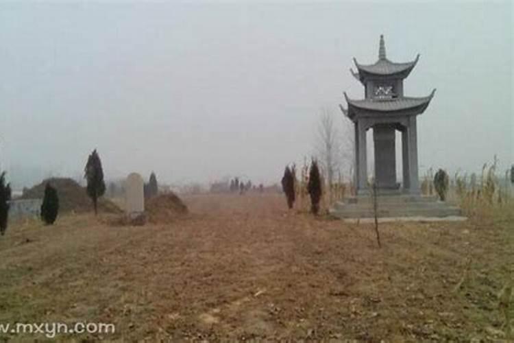 梦见坟地有泉水流出来