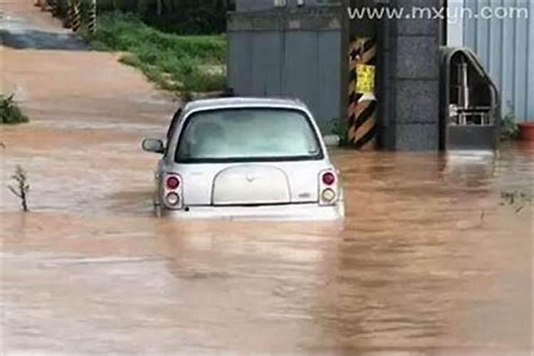 梦见洪水把路堵了走不过去啥意思？