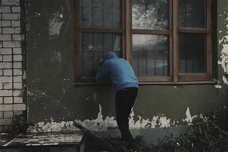 梦见被一个女人跟踪