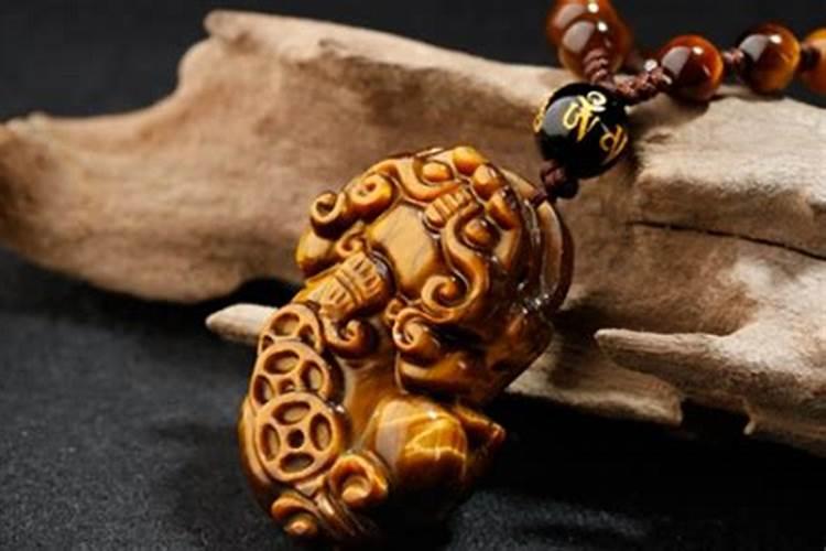 属猪值太岁穿戴什么？