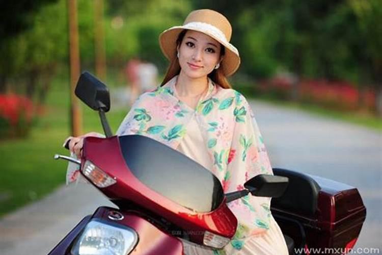 梦见骑电动车和小车