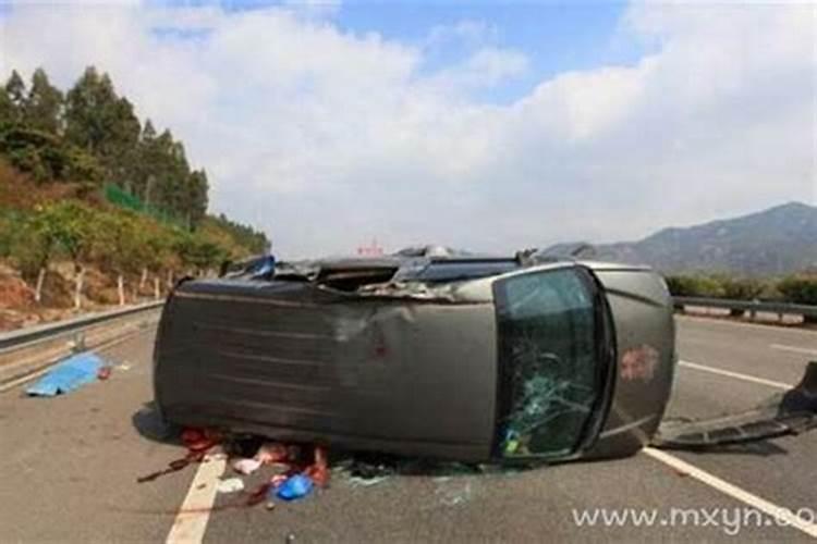 梦见路上别人出车祸什么意思？