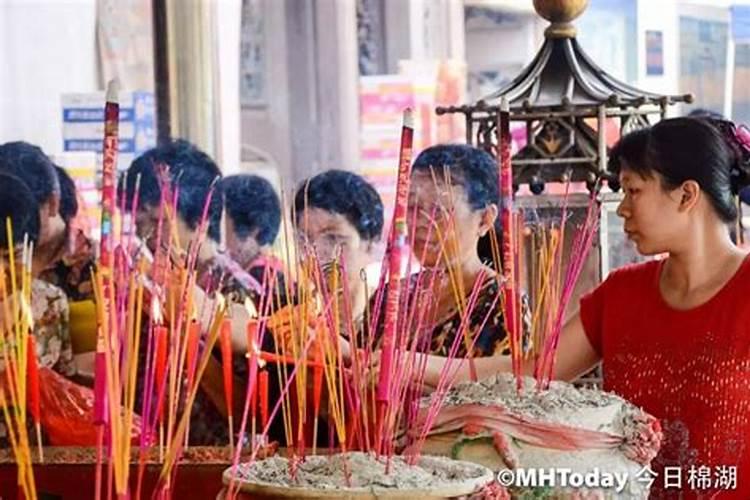 七月十五庙里祭拜
