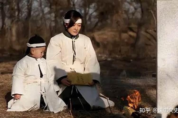 给夭折的孩子烧衣服