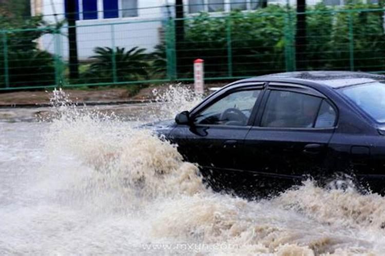 梦见下大雨发大水是什么意思？