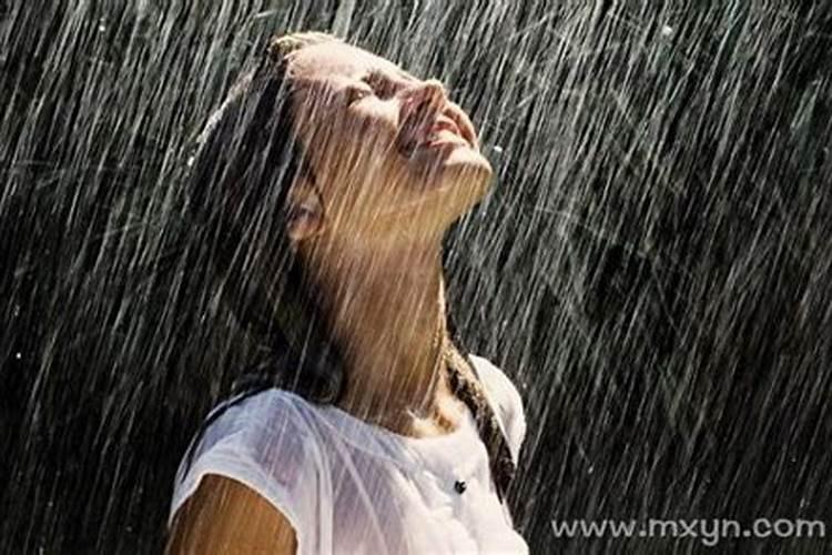 怀孕梦见自己淋雨什么意思？