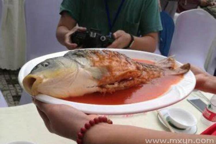 梦见吃鱼肉是不是什么预兆？