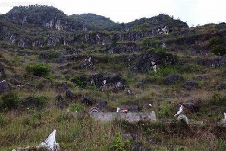 梦见去坟山是什么意思？