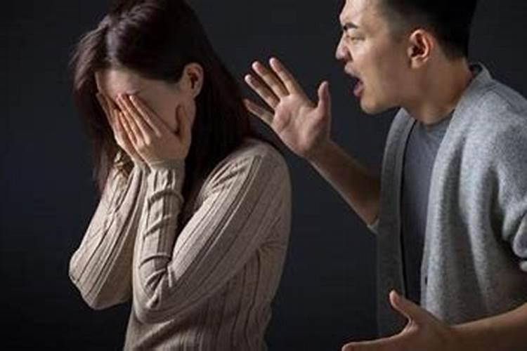梦到混乱的场合和人吵架