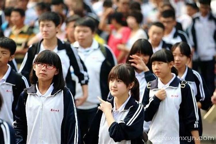 梦见高中同学男生追求自己
