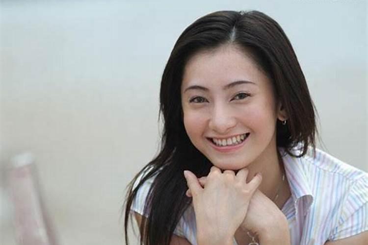 梦见陌生女人对自己笑是什么意思？
