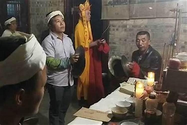 给过世父亲做法事
