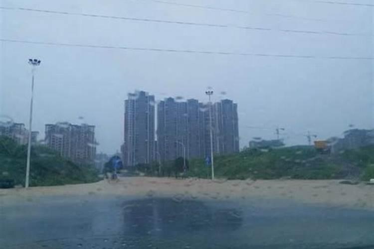 梦到下雨河里涨水是什么意思？