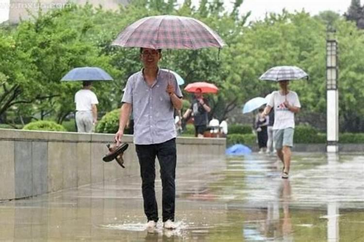 梦见趟水是什么意思？