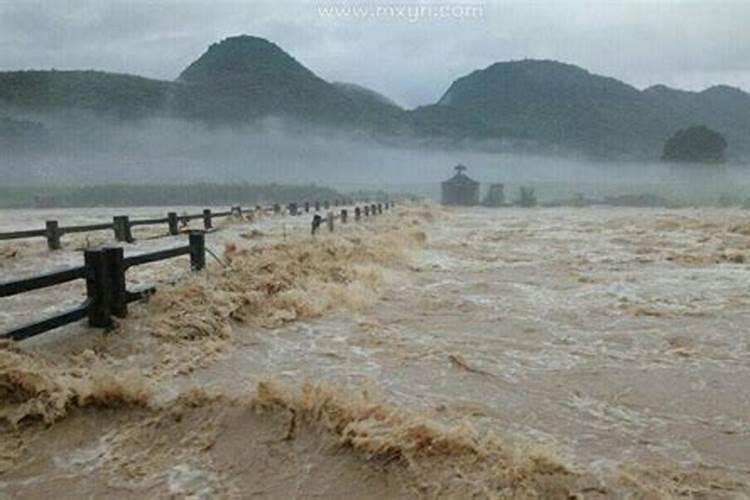 梦见洪水泛滥地动山摇