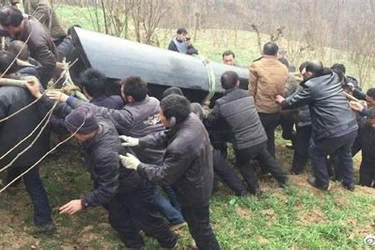 梦见死的人又死了抬棺出殡